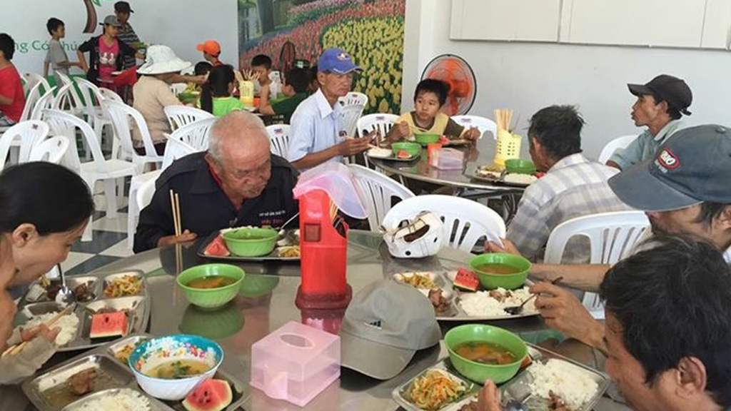 Khách vào ăn tại quán cơm Nụ cười - Ảnh: Thành Nguyễn