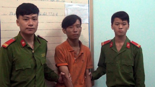 Nghi phạm Nguyễn Văn Thiên (giữa) trong vụ sát hại nữ sinh Quảng Bình - Ảnh: Trương Quang Nam
