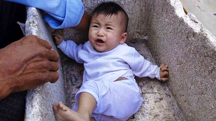 Bé gái khoảng 7 tháng tuổi bị bỏ rơi trong thùng xốp bên vệ đường - Ảnh: CTV
