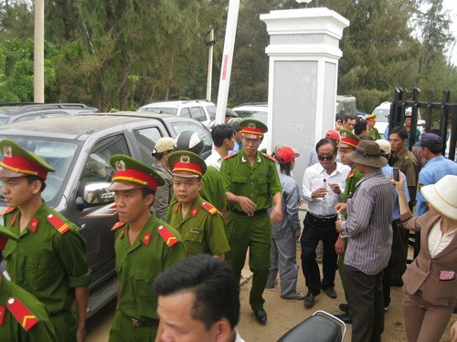 Vụ hỗn loạn trước Công ty khoáng sản Bình Thuận hôm 3.1, ngay sau khi xảy ra vụ chống người thi hành công vụ hôm 2.1.2013 - Ảnh: Quế Hà