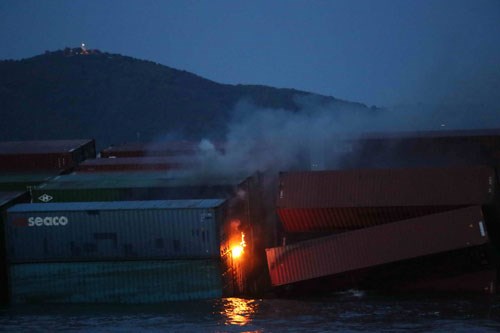 Cháy container trên tàu Heung A Dragon hồi tháng  11.2013 - Ảnh minh họa: Nguyễn Long