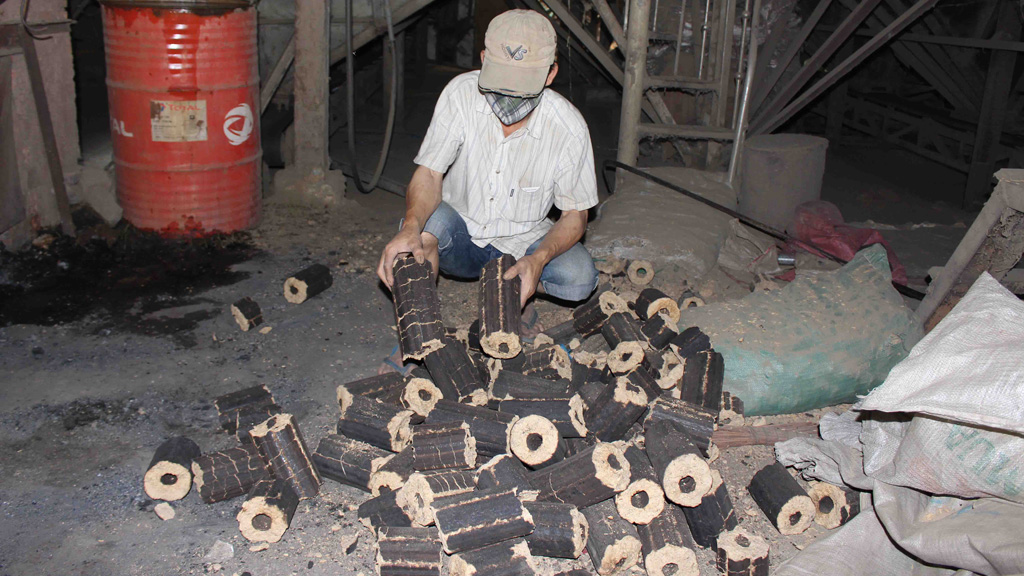 Sản xuất củi trấu ở Thoại Sơn - Ảnh: Ngô Xuân