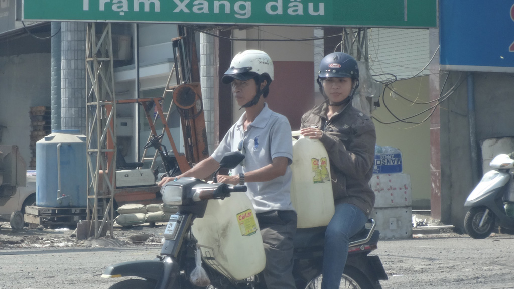 "Nữ tướng" giả làm người mua bán xăng lẻ - Ảnh: Sở KH-CN Đồng Nai cung cấp