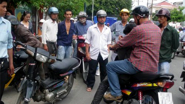"Hiệp sĩ đường phố" bắt trộm logo xe sang ở Sài Gòn - Ảnh: Hoài Nhơn