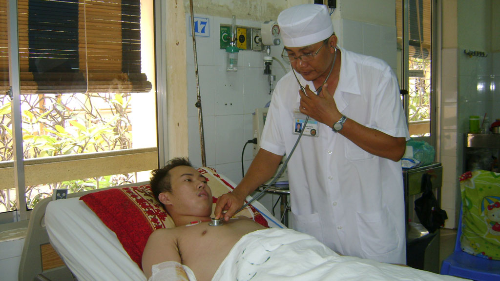 Bệnh nhân Quốc đang điều trị tại Bệnh viện đa khoa tỉnh Sóc Trăng - Ảnh: Huyền Trinh