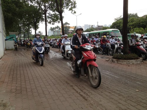 Thản nhiên đi xe máy trên lề đường - Ảnh minh họa: Lê Thanh