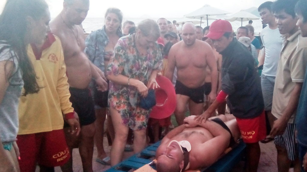 Du khách Denis Gurov bị gãy cột sống cổ khi tắm biển bất chấp sóng lớn - Ảnh: Nguyễn Chung