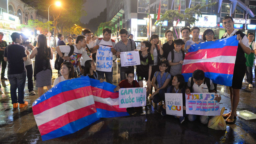 Cộng đồng LGBT tại TP.HCM bày tỏ niềm vui khi Quốc hội thừa nhận quyền chuyển giới - Ảnh: Lam Ngọc