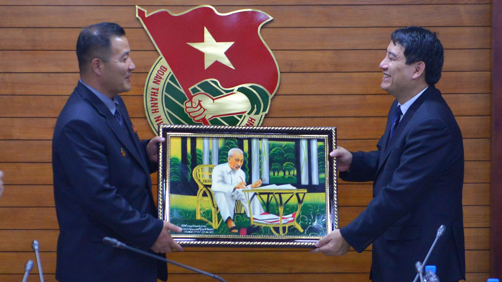 Anh Nguyễn Đắc Vinh (phải) tặng quà lưu niệm cho Chủ tịch Ủy ban T.Ư Đoàn thanh niên XHCN Kim Nhật Thành Jon Yong-nam - Ảnh: P.Hậu