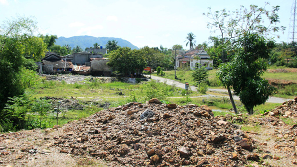 Vì bị các dự án “bao vây” nên cốt nền của Trung Sơn thấp hơn 1-1,5 m khiến thôn này thành “lòng chảo” ô nhiễm - Ảnh: Hoàng Sơn