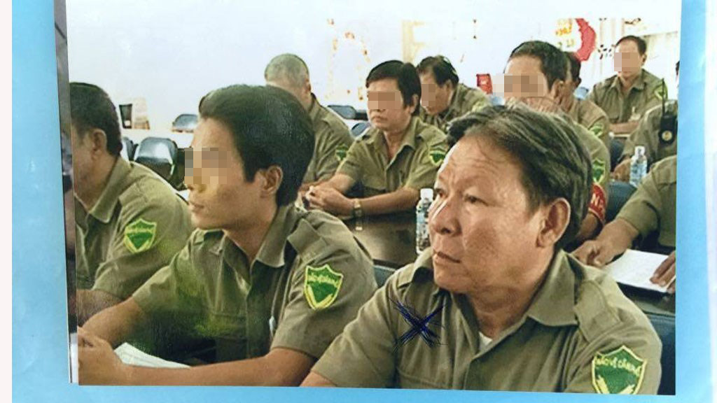 Nguyễn Minh Tân (phía trước, bên phải) trên truyền hình - Ảnh: gia đình nạn nhân cung cấp