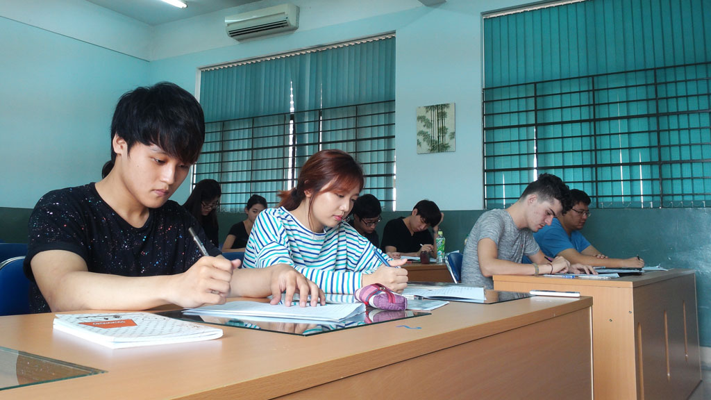 Rudya và Hector (thứ hai và thứ ba từ trái sang) trong một lớp học tiếng Việt tại Trường ĐH Khoa học xã hội và nhân văn TP.HCM - Ảnh: Thanh Đông