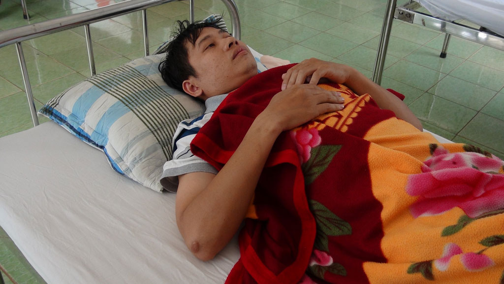 Ảnh Nguyễn Văn Tân đang nằm điều trị tại Bệnh viện đa khoa tỉnh Bình Phước - Ảnh: Phước Hiệp