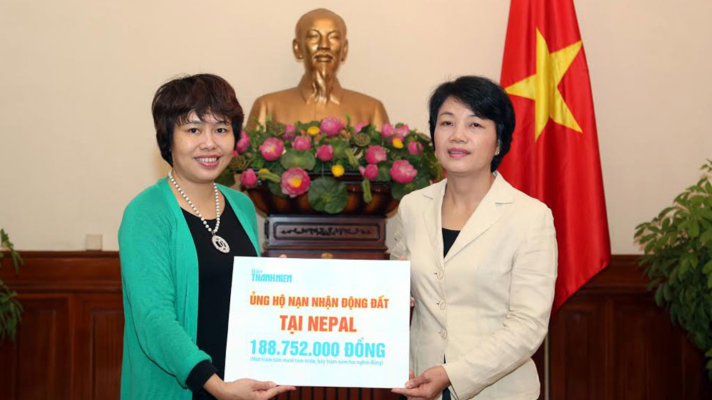 Bà Đặng Thị Phương Thảo (trái) trao tượng trưng số tiền cho đại diện Công đoàn Bộ Ngoại giao - Ảnh: Ngọc Thắng