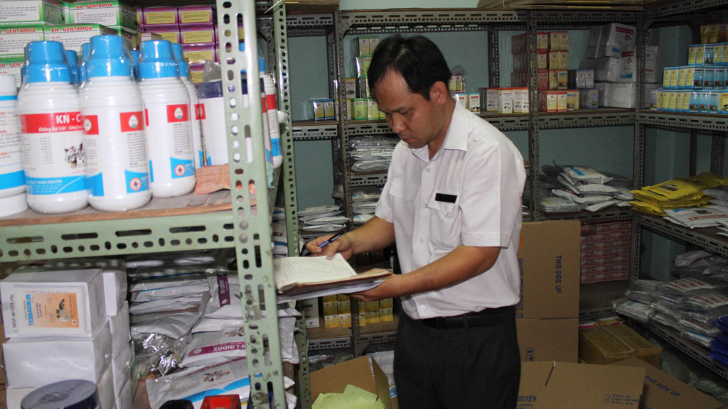 Kiểm tra kho chứa thành phẩm của Công ty Khoa Nguyên ở Q.Tân Phú, TP.HCM - Ảnh: Đ.H