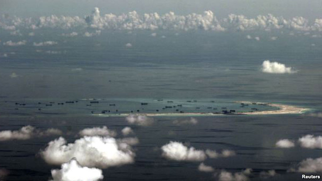 Không ảnh chụp từ máy bay quân sự Philippines cho thấy Trung Quốc tiếp tục hoạt động xây đảo phi pháp ở Trường Sa - Ảnh: Reuters