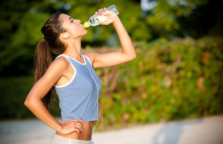 Năng động, uống nước đầy đủ là 2 trong số 10 bí quyết ngừa bệnh tật mùa lạnh - Ảnh: Shutterstock