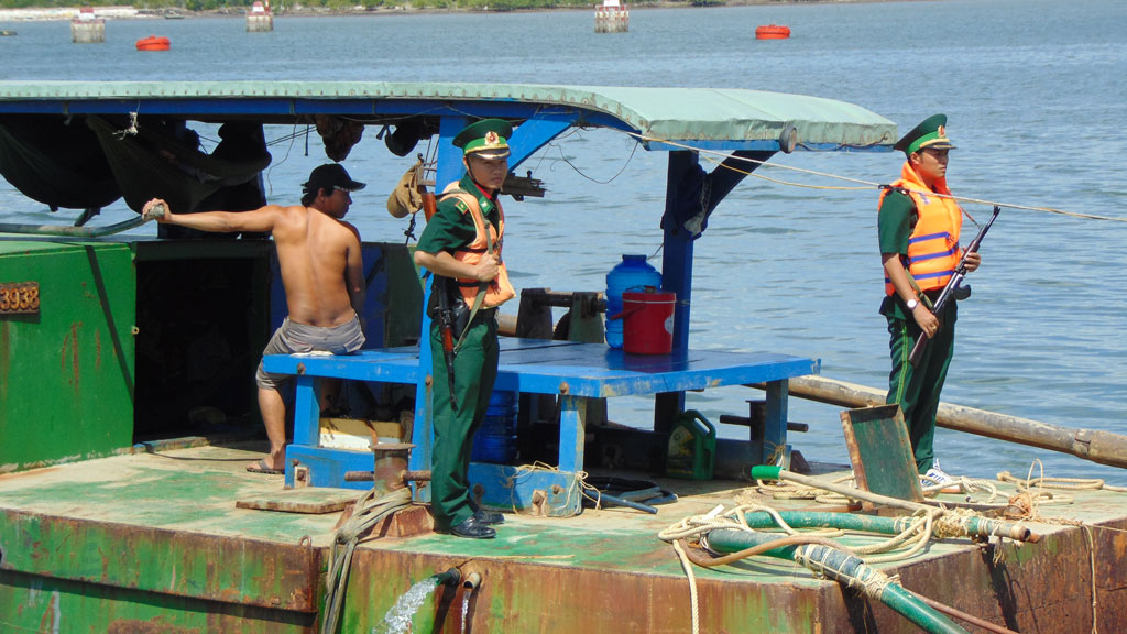 Bộ đội biên phòng áp tải phương tiện vi phạm về cảng Hà Lộc - Ảnh: Nguyễn Long
