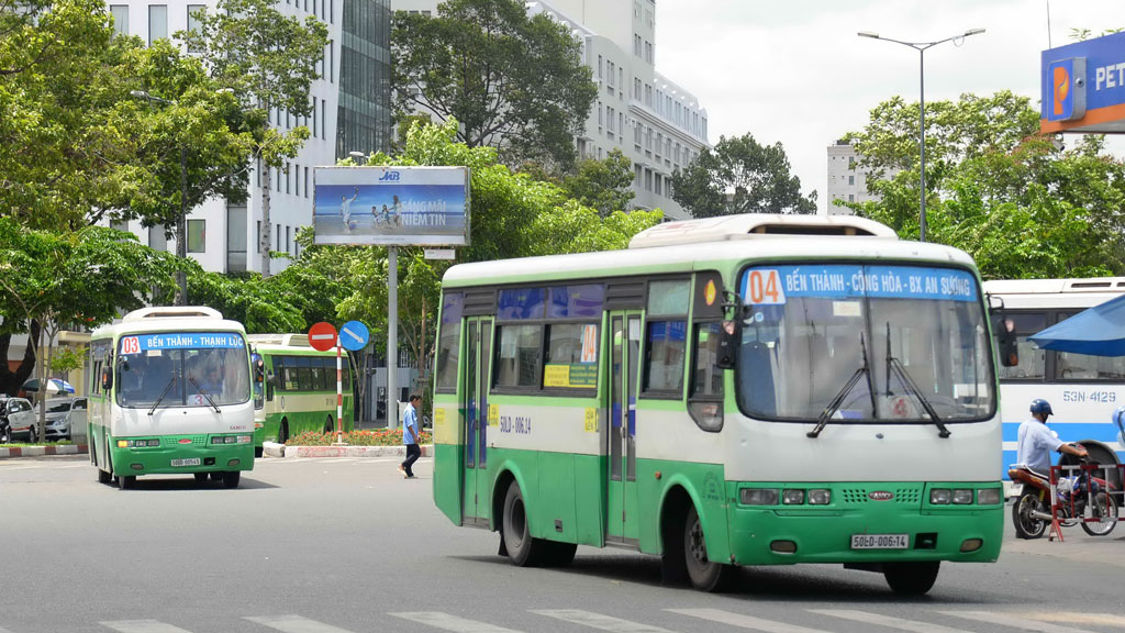 Xe buýt ở TP.HCM đang ngày càng vắng khách - Ảnh: Diệp Đức Minh