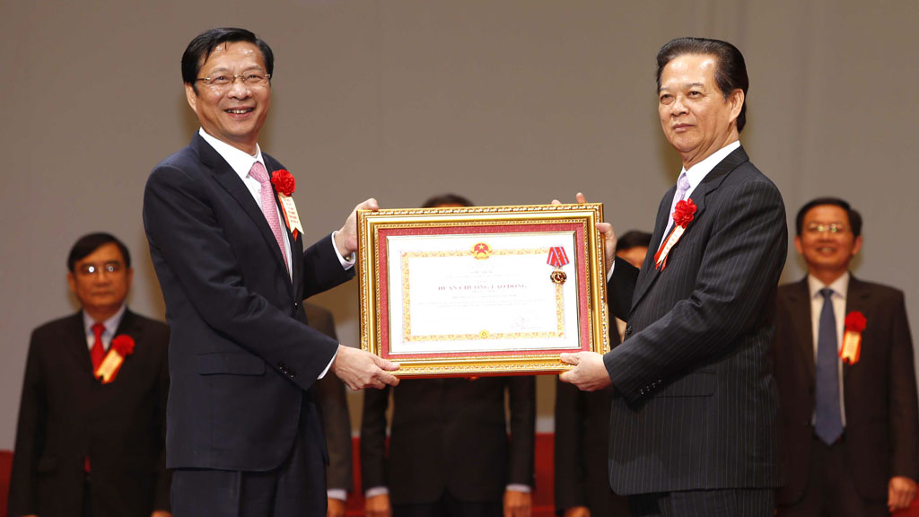 Thủ tướng Nguyễn Tấn Dũng trao Huân chương lao động hạng Nhất cho các đơn vị có thành tích xuất sắc trong phong trào thi đua “Cả nước chung sức xây dựng nông thôn mới” - Ảnh: TTXVN