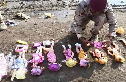 Cảnh sát Iraq trưng bày những búp bê cài bom được phát hiện hồi tháng trước - Ảnh: Press TV
