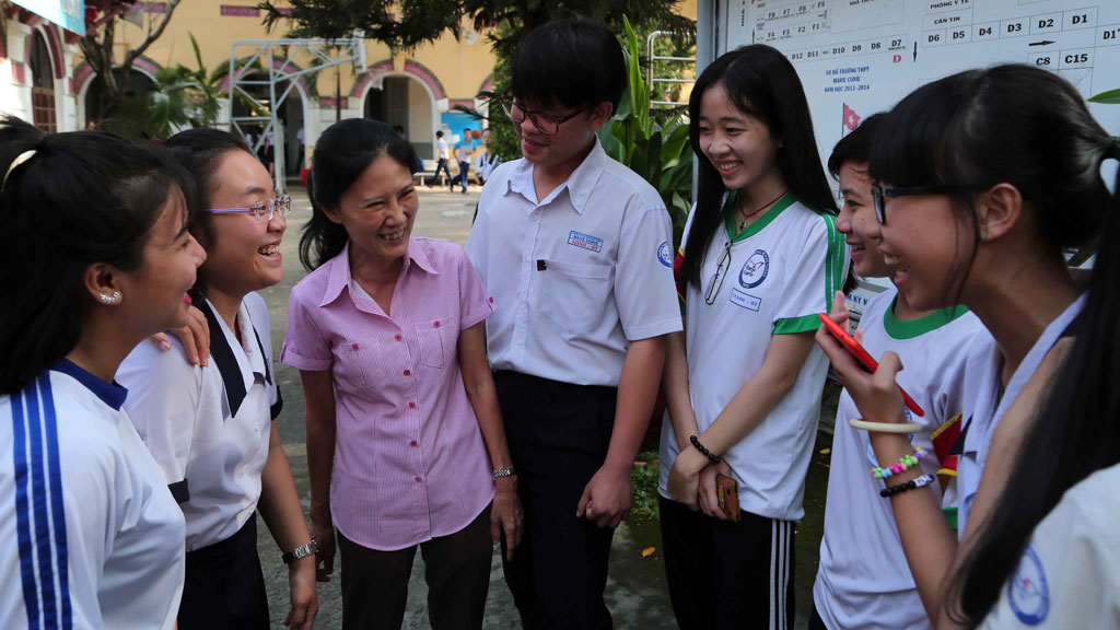 Cô Lê Thu Tâm trò chuyện cùng học trò - Ảnh: Đào Ngọc Thạch