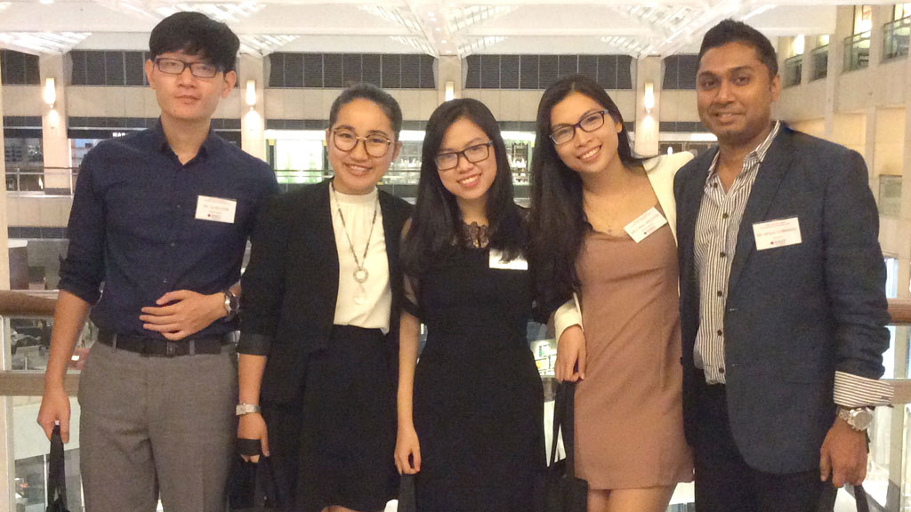 Thục Hiền (thứ hai, bên phải) tại cuộc thi Giải quyết tình huống kinh doanh HSBC/HKU châu Á - Thái Bình Dương năm 2015