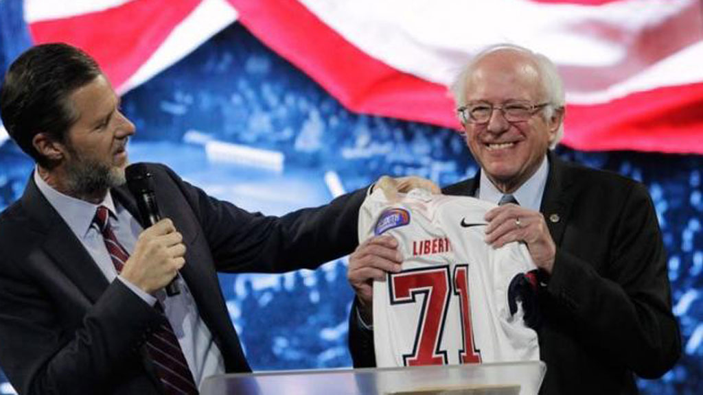 Ông Jerry Farwell Jr. (trái) tặng áo thi đấu bóng bầu dục cho ứng viên Tổng thống Mỹ Bernie Sanders khi ông đến thăm và phát biểu tại Đại học Tự do hồi tháng 9 - Ảnh: Reuters