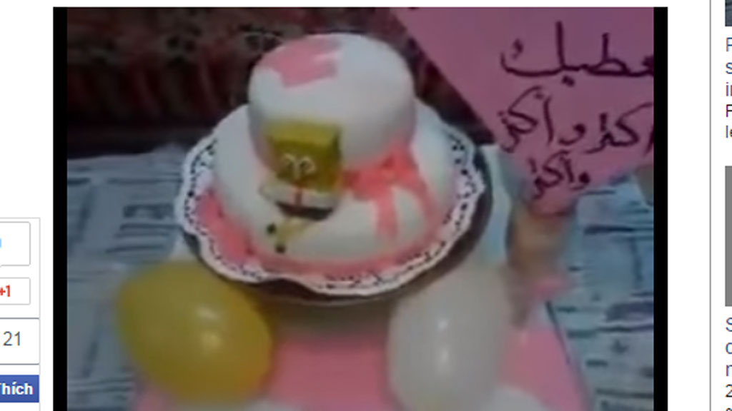 “Chiếc bánh tình yêu” của người vợ dành cho chồng - Ảnh chụp màn hình trang tin Emirates 247