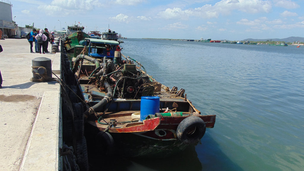 Ghe sắt bị bắt tại sông Mỏ Nhát - Ảnh: Nguyễn Long
