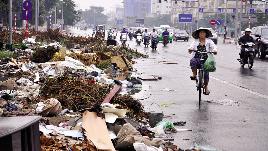 Phế liệu và rác thải đổ trộm lấn chiếm cả lòng đường - Ảnh: Bảo Hoàng