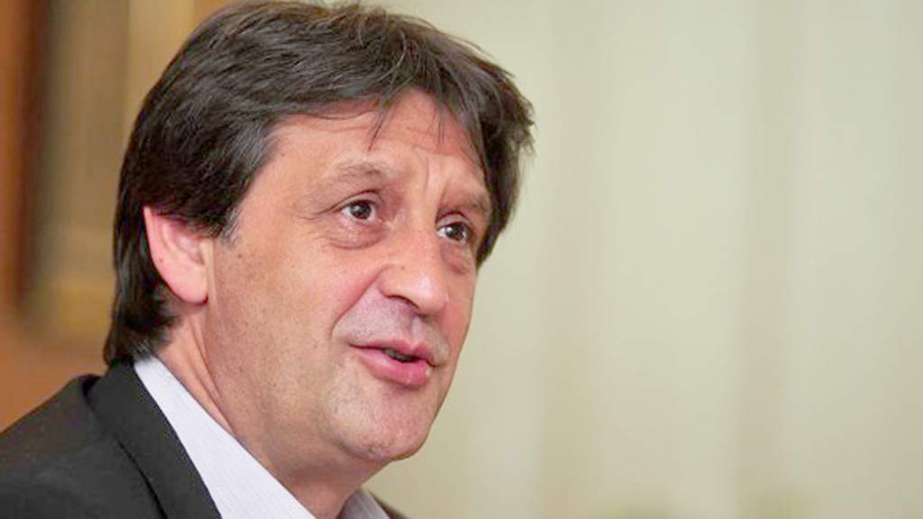 Xúc phạm nhà báo nữ, ông Bratislav Gasic giờ đã thành cựu bộ trưởng quốc phòng Serbia - Ảnh: AFP
