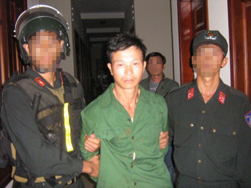 Vũ Văn Đản (giữa) lúc bị bắt giữ - Ảnh: Trần Hiếu