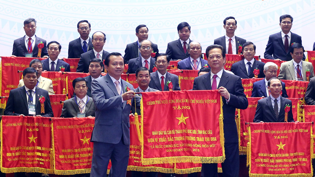 Thủ tướng Nguyễn Tấn Dũng đã trao cờ thi đua của Chính phủ cho 41 tập thể - Ảnh: Phan Hậu