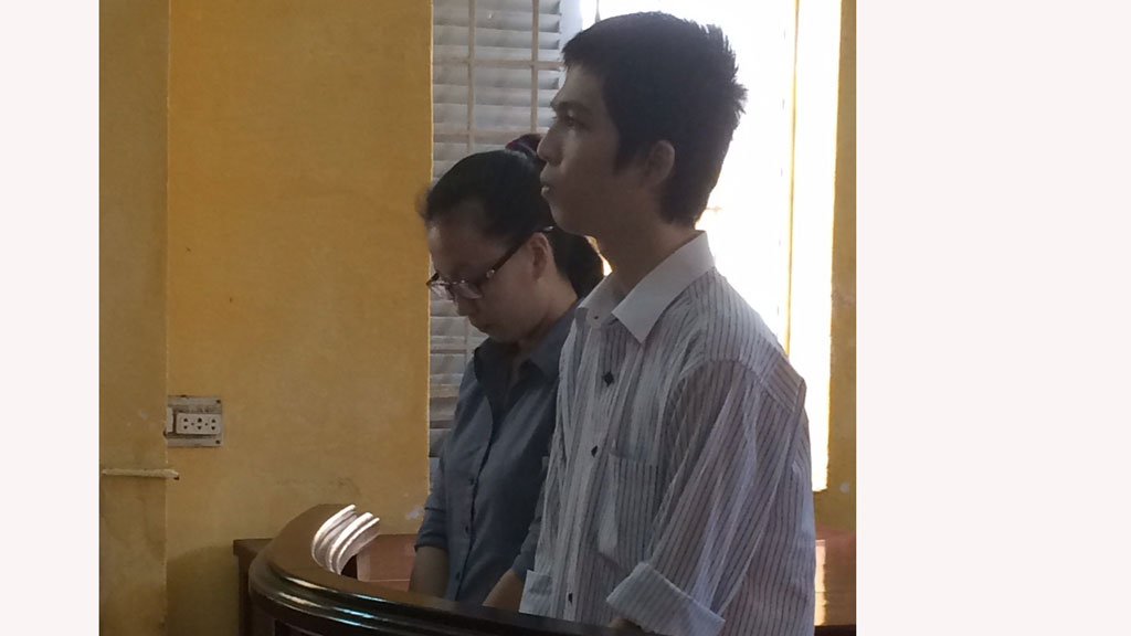 Linh và My tại phiên tòa sáng 10.12 - Ảnh: Mai Trâm