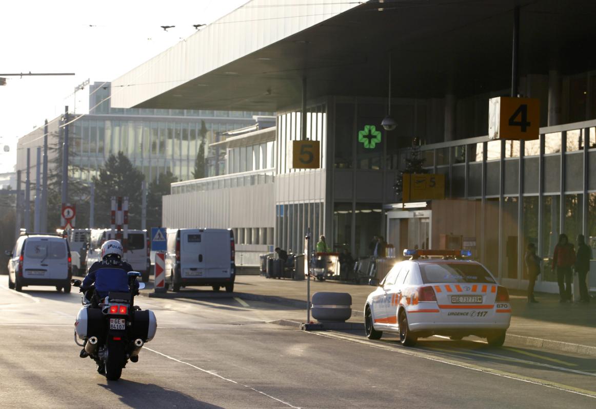 Cảnh sát tuần tra trước trụ sở Liên Hiệp Quốc ở Geneva trong ngày 10.12 - Ảnh: Reuters