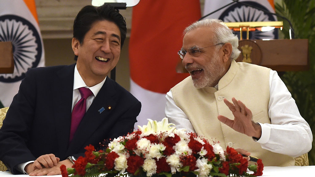 Thủ tướng Ấn Độ Narendra Modi (phải) cùng người đồng cấp Nhật Bản Shinzo Abe tại New Delhi ngày 12.12 - Ảnh: AFP