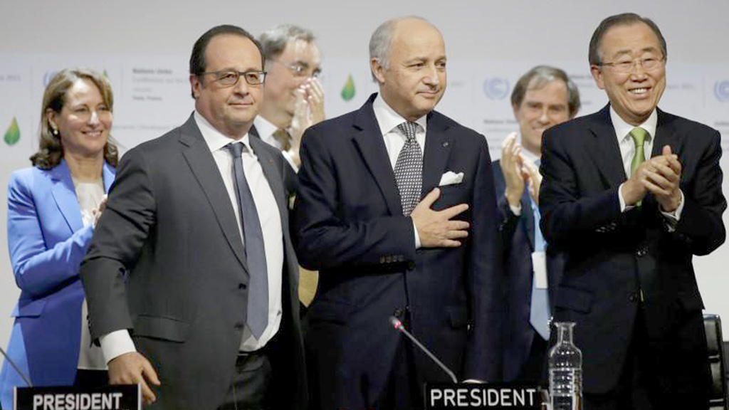 Các lãnh đạo thế giới hồ hởi với việc đạt được thỏa thuận mới ngày 12.12 tại Paris về các biện pháp và cam kết để cứu khí hậu trái đất - Ảnh: Reuters