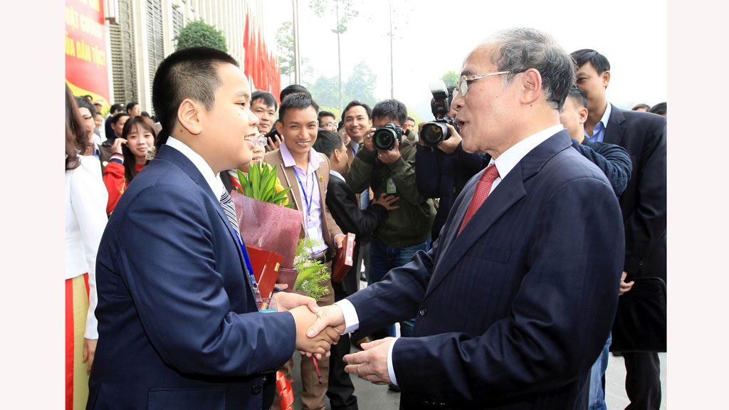 Chủ tịch QH Nguyễn Sinh Hùng trò chuyện với Đỗ Nhật Nam, du học sinh tham dự ĐH Tài năng trẻ VN - Ảnh: Ngọc Thắng