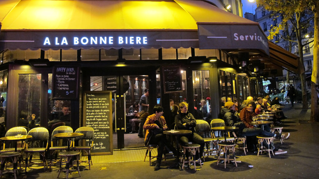 Ngoài khu vực cửa ra vào, hàng hiên của quán À la Bonne Bière hầu như không còn chỗ trống - Ảnh: Lan Chi