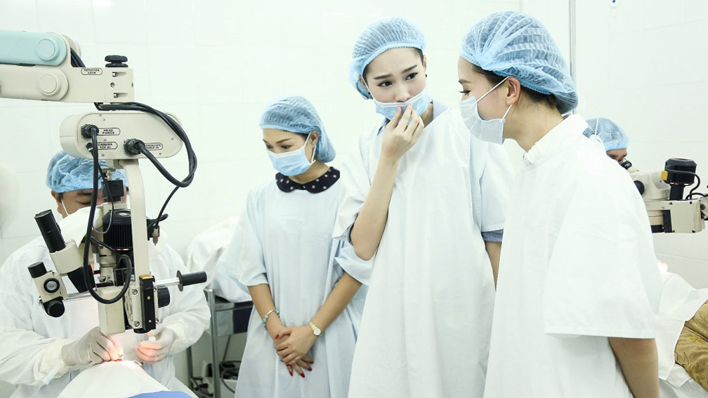 Hoa hậu Đặng Thu Thảo trao đổi cùng bác sĩ về ca phẫu thuật cho các bệnh nhân - Ảnh: Khoa Nguyễn