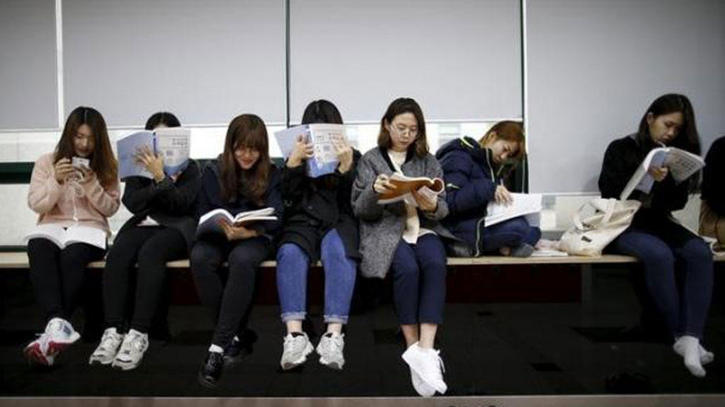 Sinh viên tại Đại học Bucheon (Hàn Quốc) - Ảnh: Reuters