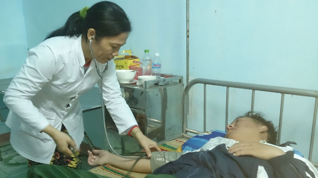 Ngư dân Lộc đang đuợc các nhân viên y tế chăm sóc sức khỏe - Ảnh: Hiển Cừ