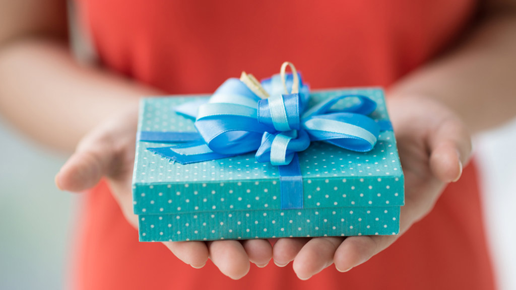 Tặng quà cho người khác giúp ta giảm căng thẳng - Ảnh: Shutterstock