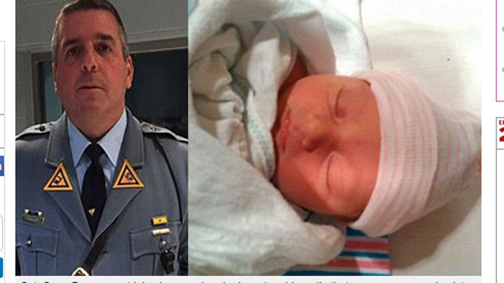 Hạ sĩ Sean Boag và đứa bé do ông đỡ sinh - Ảnh chụp màn hình trang tin Emirates 247