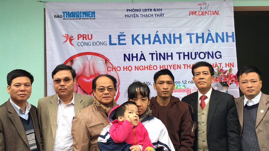 Đại diện Báo Thanh Niên, Công ty Prudential VN và lãnh đạo xã Phùng Xá khánh thành nhà tình thương - Ảnh: Nguyễn Trang