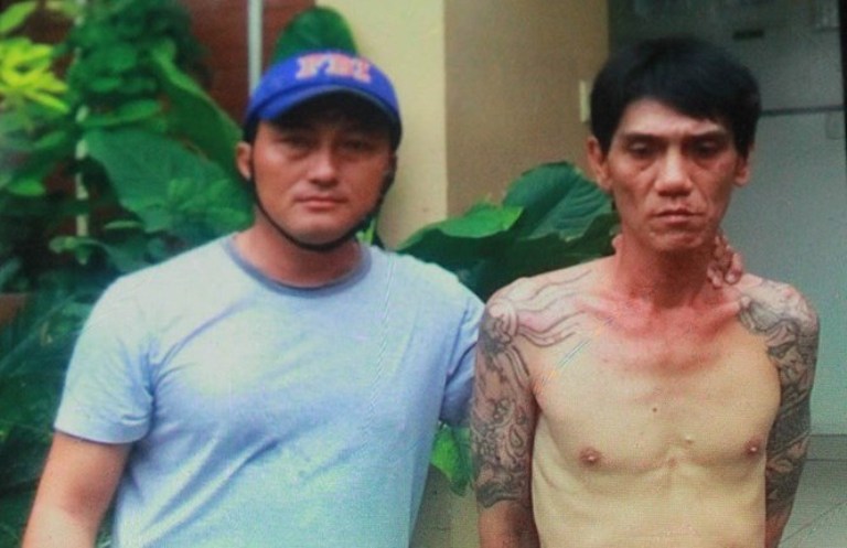 “Hiệp sĩ đường phố” Minh Tiến (bên trái) và một người khác đã truy đuổi và bắt được đối tượng Lê Văn Vinh - Ảnh: Trác Rin