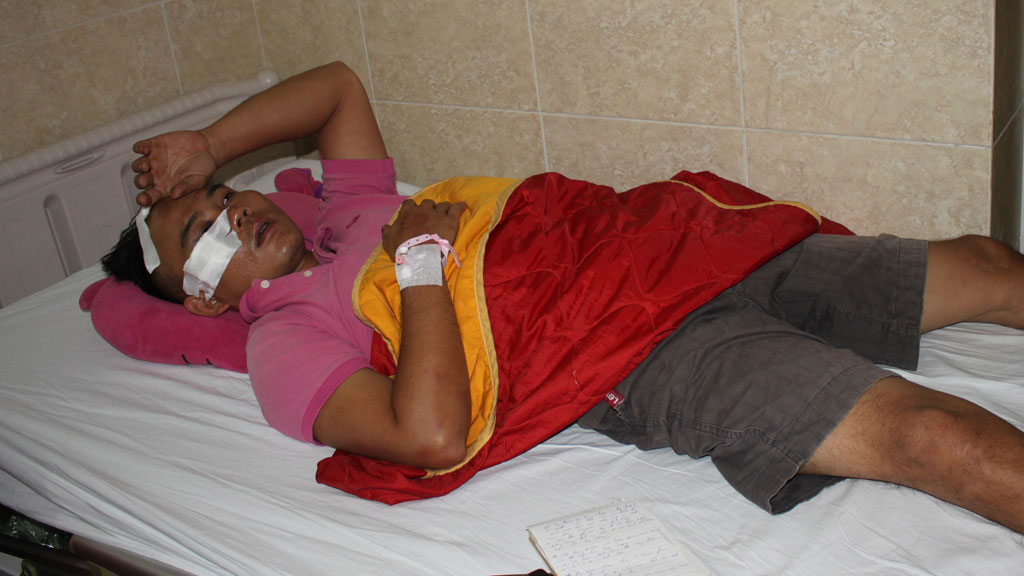 Anh Hùng đang được điều trị tại bệnh viện sau khi bị tên cướp dùng búa tấn công - Ảnh: Tiểu Thiên