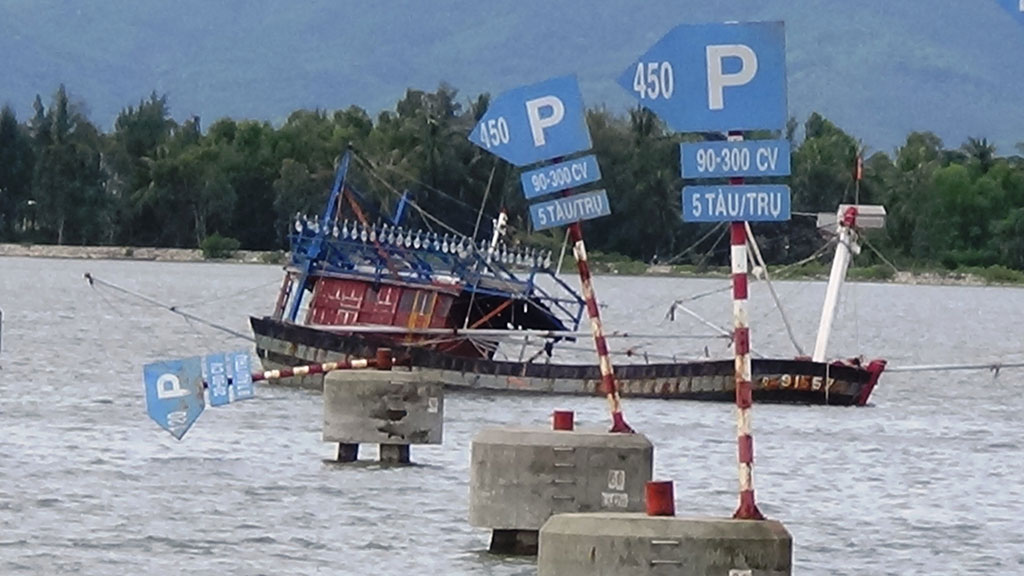 Tàu cá QNa 91557 bị chìm trong âu thuyền An Hòa vào giữa tháng 9 vừa qua - Ảnh: Hoàng Sơn