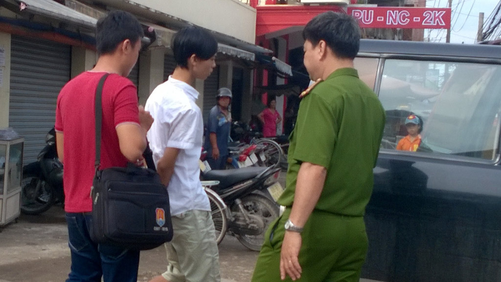 Nghi can Nguyễn Công Thành (áo trắng) bị Công an tỉnh Đồng Nai bắt giữ để điều tra - Ảnh: Tiểu Thiên